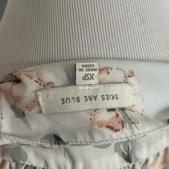 Skies Are Blue Floral Top - Picture 2 of 15